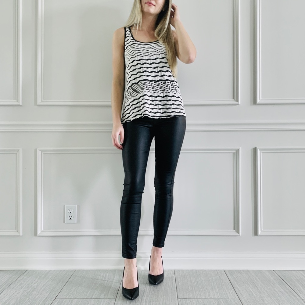 {ISSI} Black & White Scoop Neck Flowy Tank Top